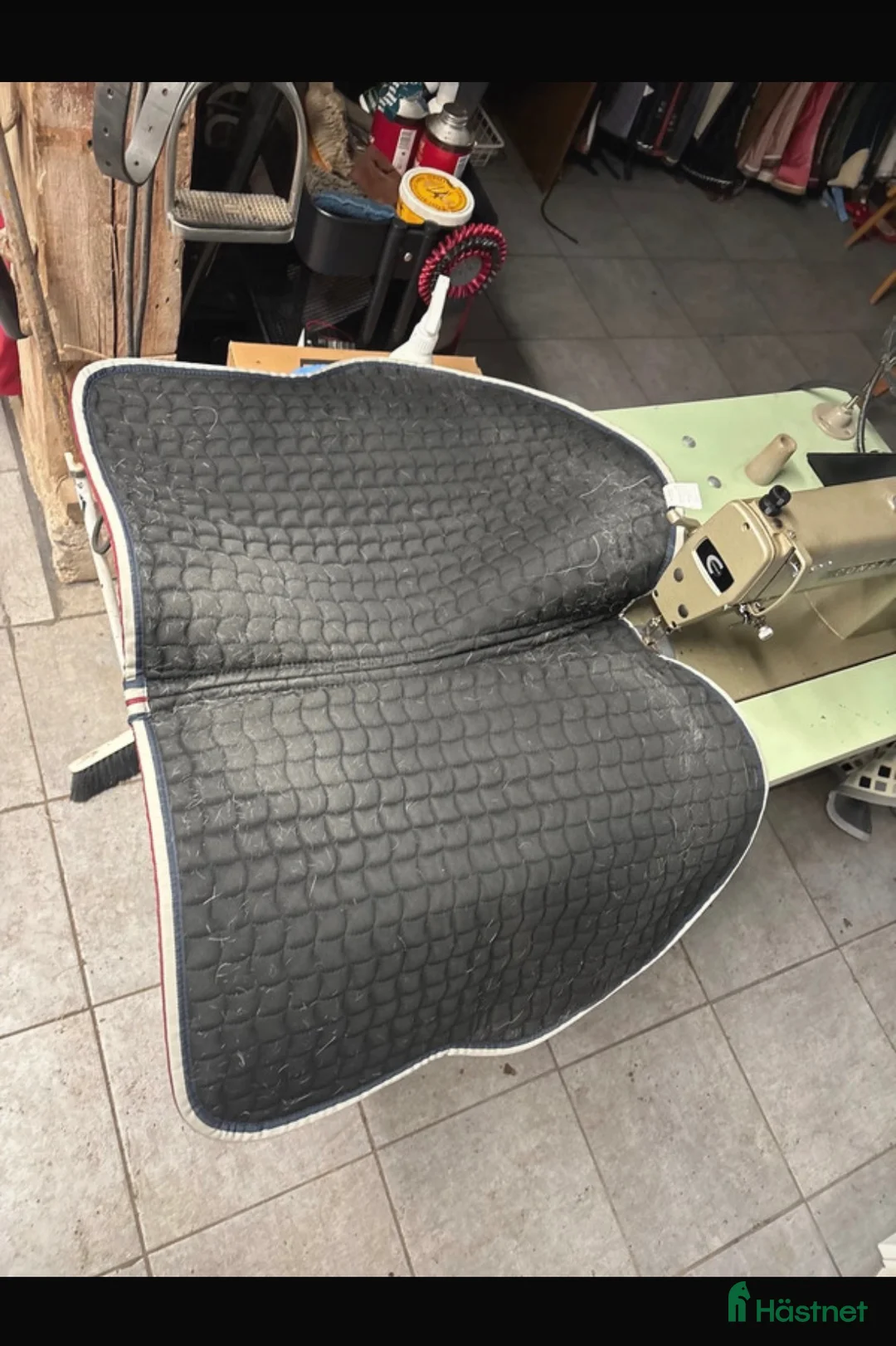 Schabrak & Vojlockar hästutrustning till salu: Vinrött allround schabrak! - Annons 2