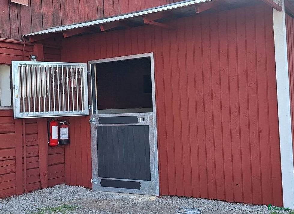 Stallinredning, stängsel & gård övrig utrustning till salu: Rejäla dörrar till utebox - Annons 1