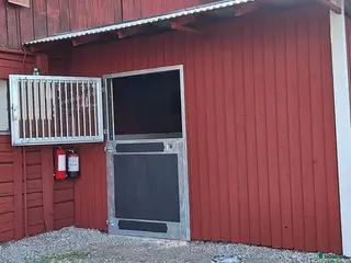 Stallinredning, stängsel & gård övrig utrustning till salu: Rejäla dörrar till utebox - Annons 1