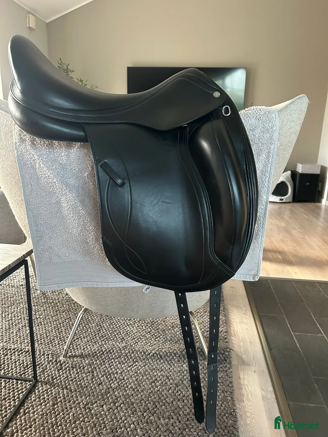 Sadlar hästutrustning till salu: Mycket fin Equipe Olympia Dressyrsadel 17,5"/M - Annons 1
