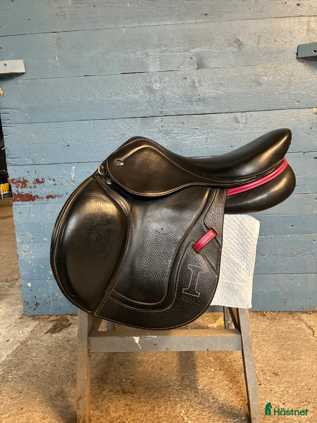 Sadlar hästutrustning till salu: Ikonic hoppsadel - Annons 1