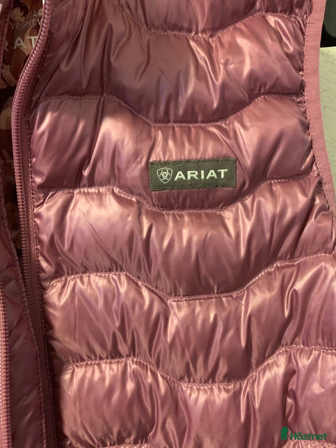 Jackor & Kavajer ryttarutrustning till salu: Ariat dunväst Light Down i Fiskebäckskil - Annons 1