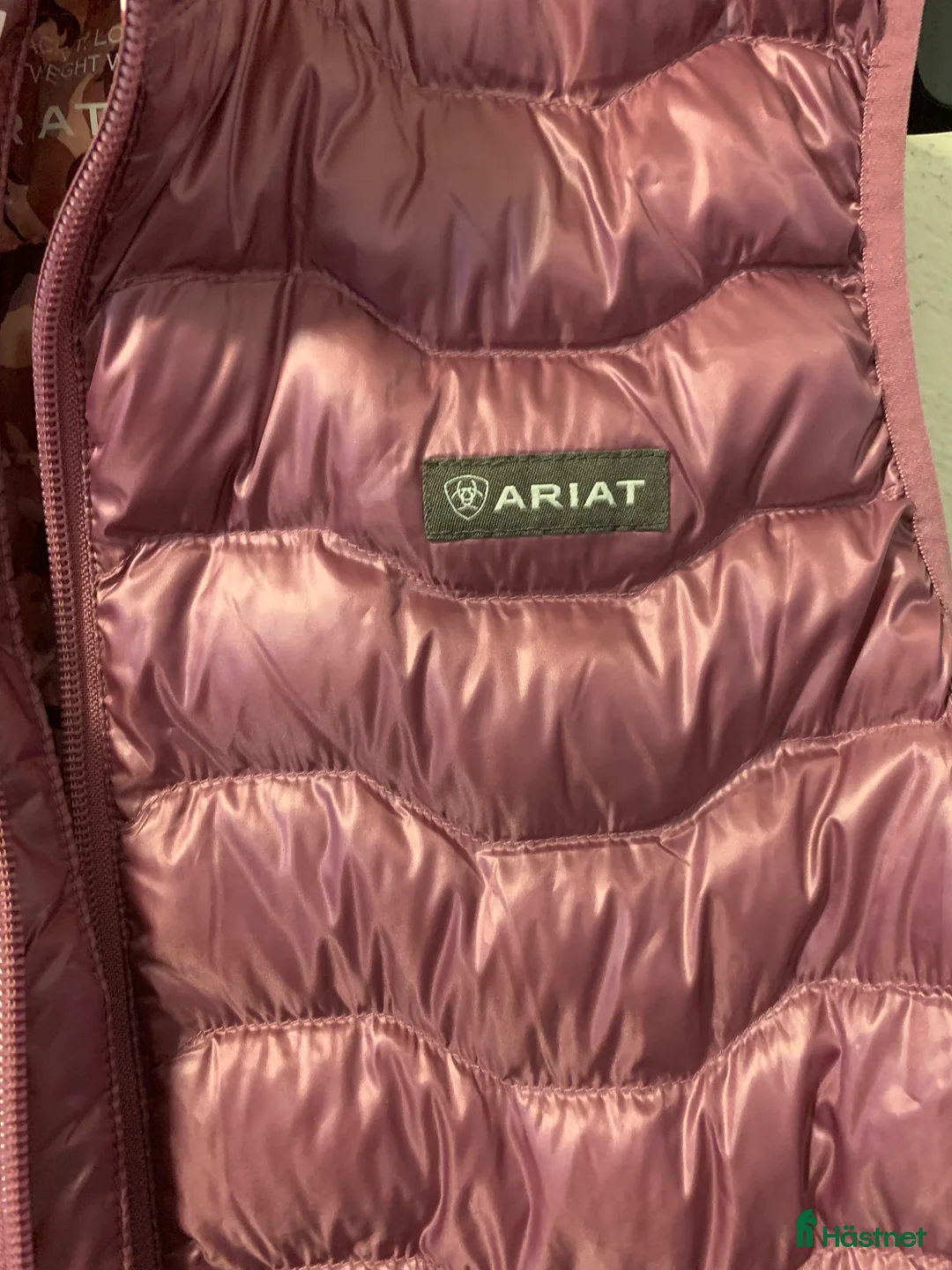 Jackor & Kavajer ryttarutrustning till salu: Ariat dunväst Light Down i Fiskebäckskil - Annons 1