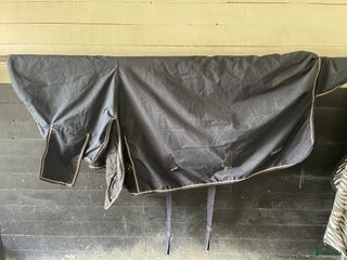 Täcken hästutrustning till salu: Utetäcke i Skara - Annons 1