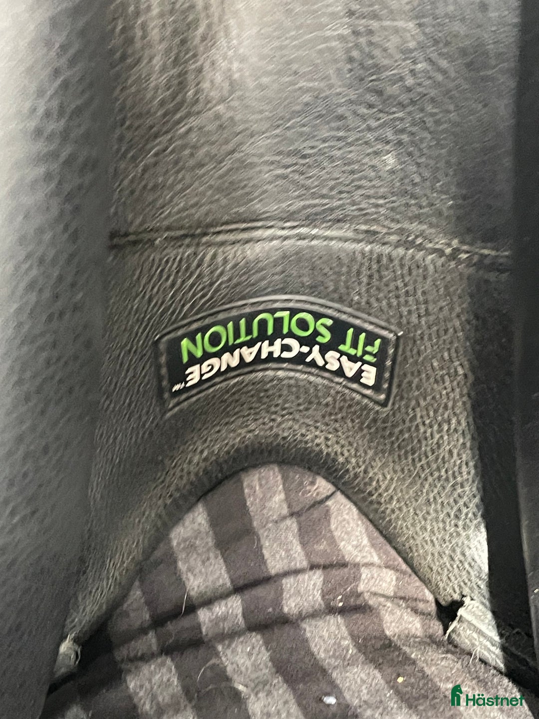 Sadlar hästutrustning till salu: Bates dressyrsadel 16,5 tum utbytbart koppjärn i Huddinge - Annons 2