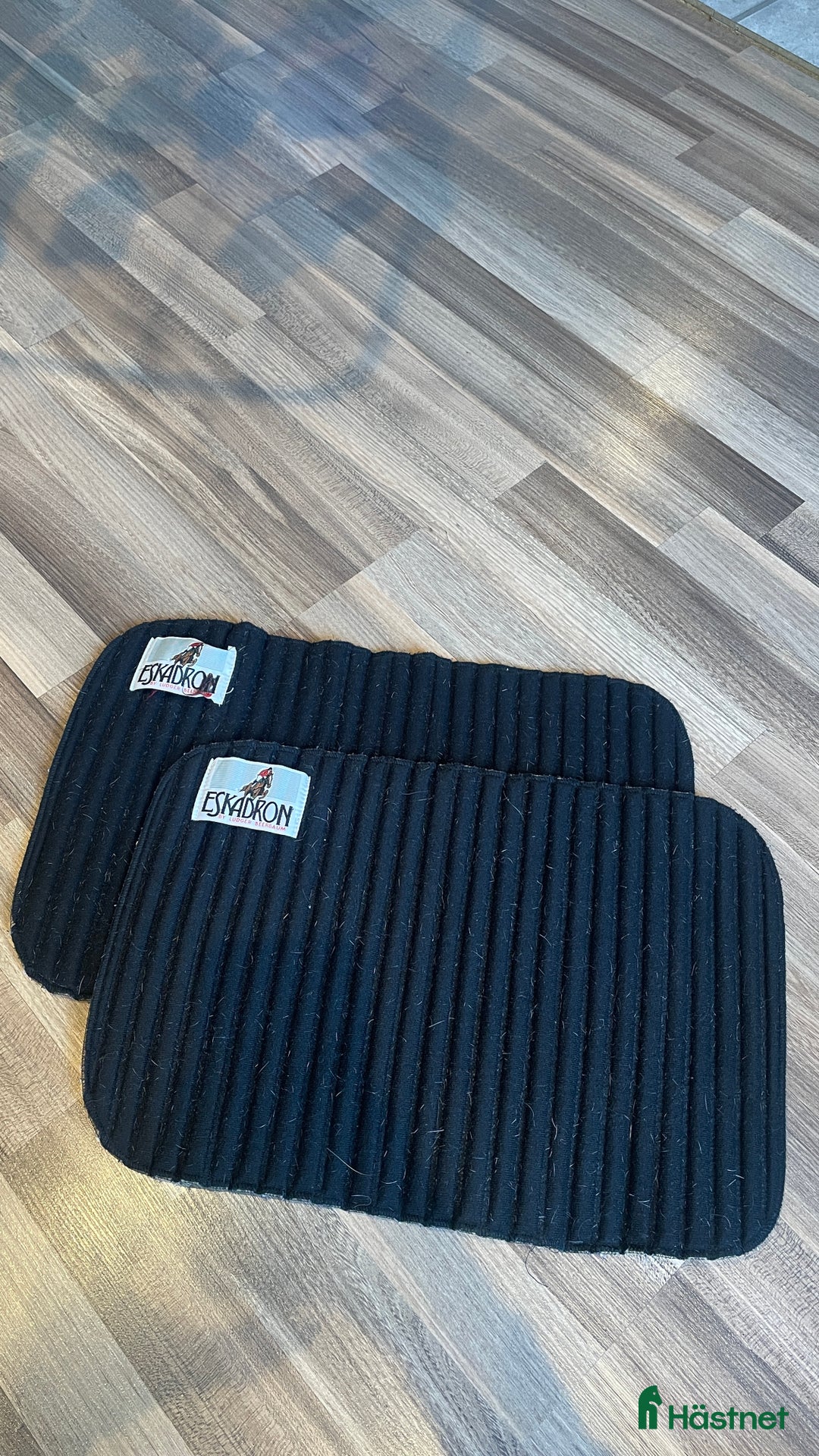 Benskydd hästutrustning till salu: Paddar från eskadron i Huddinge - Annons 1