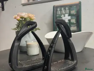 Stigbyglar hästutrustning till salu: Svarta freejumps i Sandviken - Annons 3