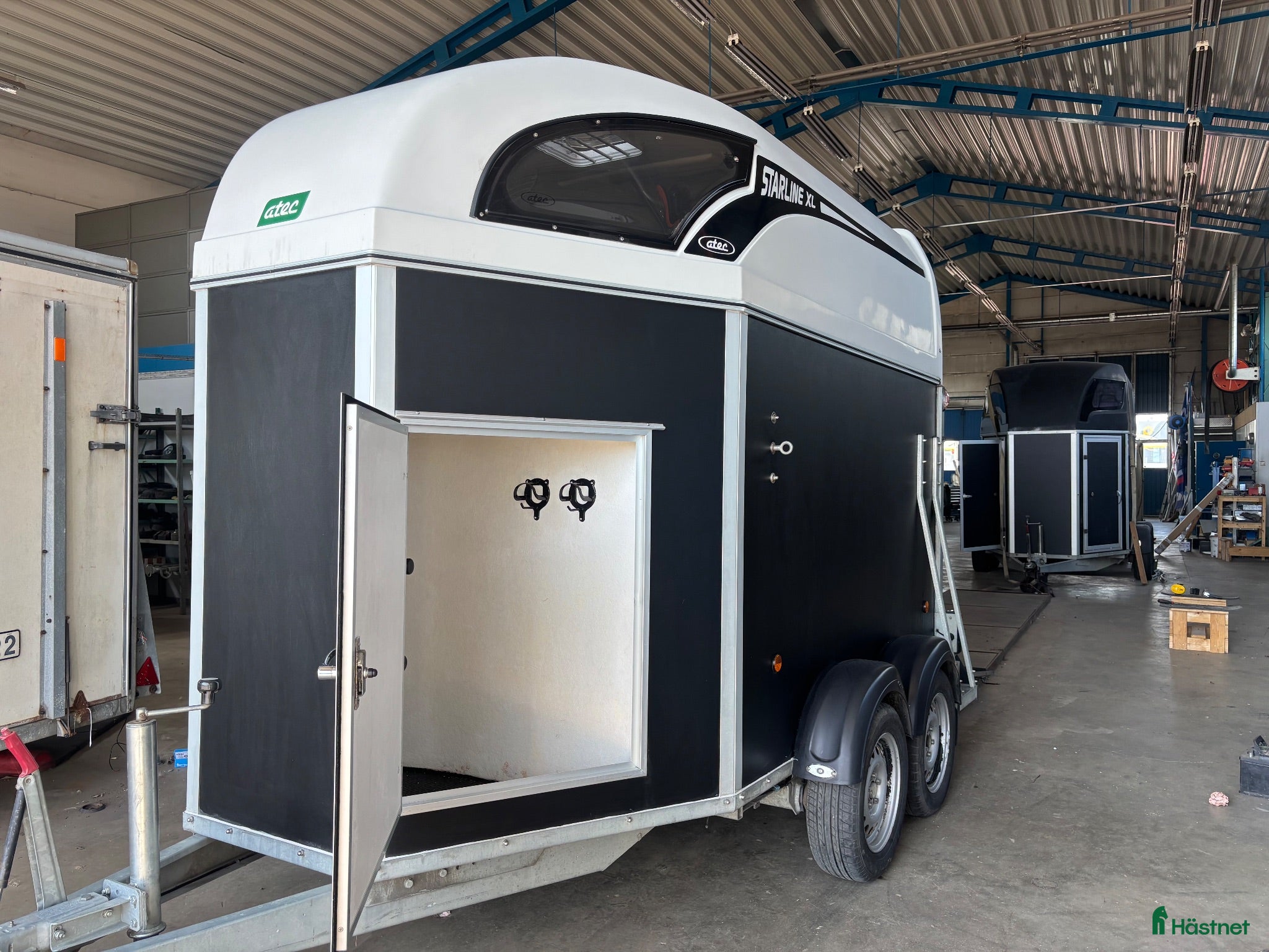 Hästtransporter  fordon & transport till salu: Sadelkammare och alu kompositgolv - Annons 6