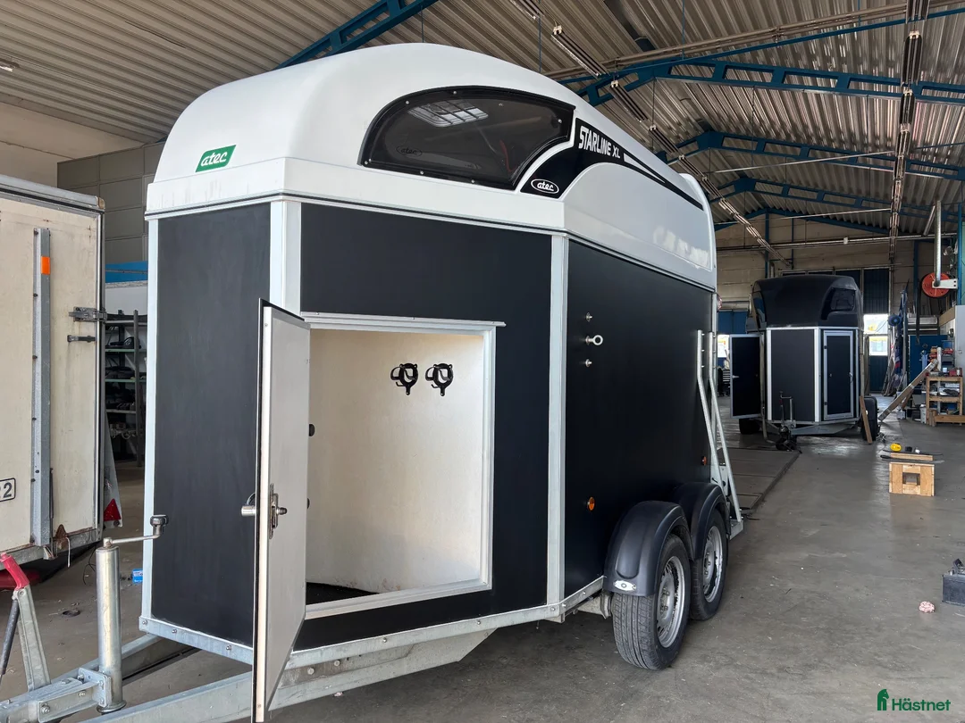Hästtransporter  fordon & transport till salu: Sadelkammare och alu kompositgolv i Skurup - Annons 1