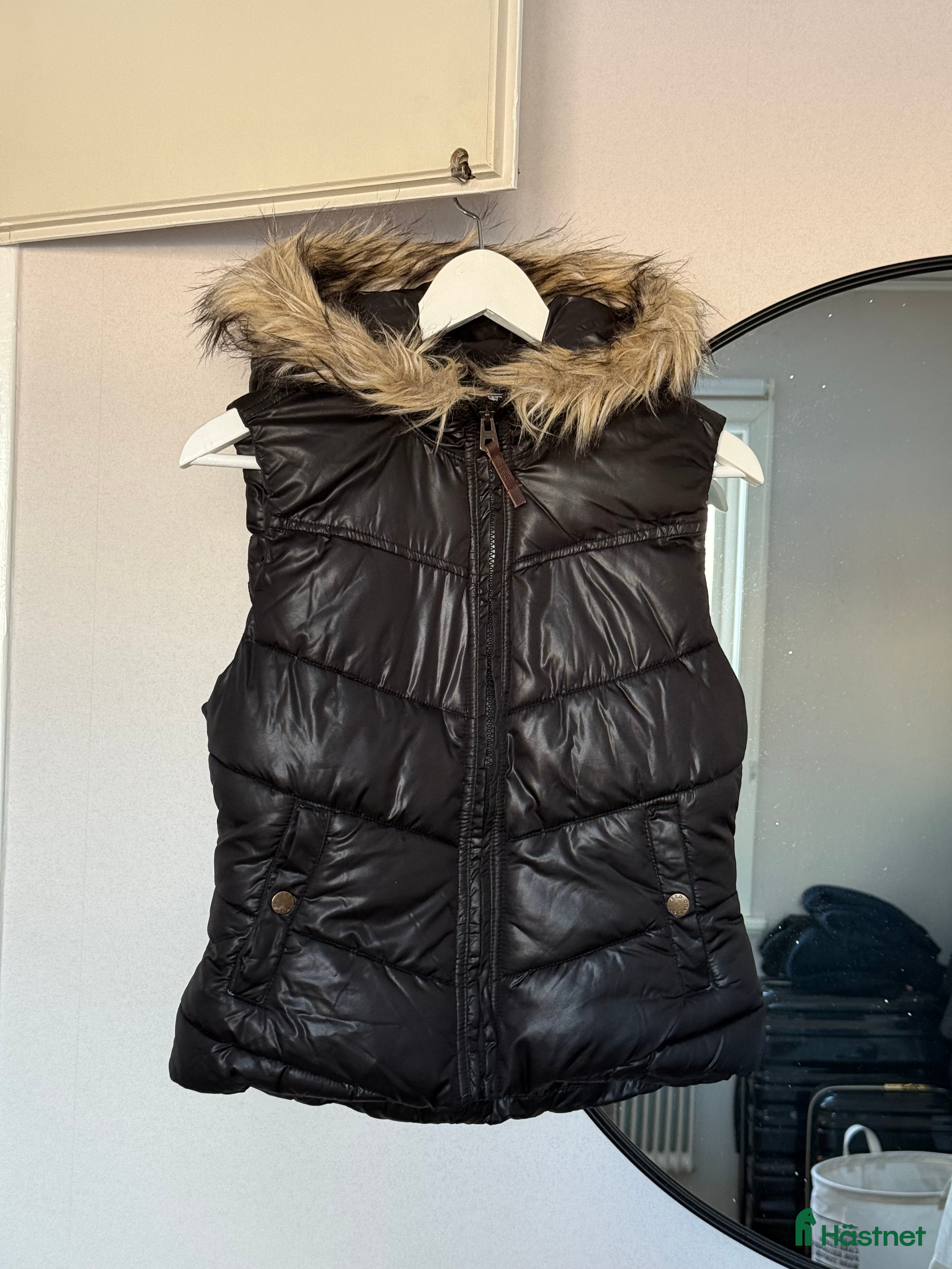 Jackor & Kavajer ryttarutrustning till salu: Vadderad väst med luva - Annons 20