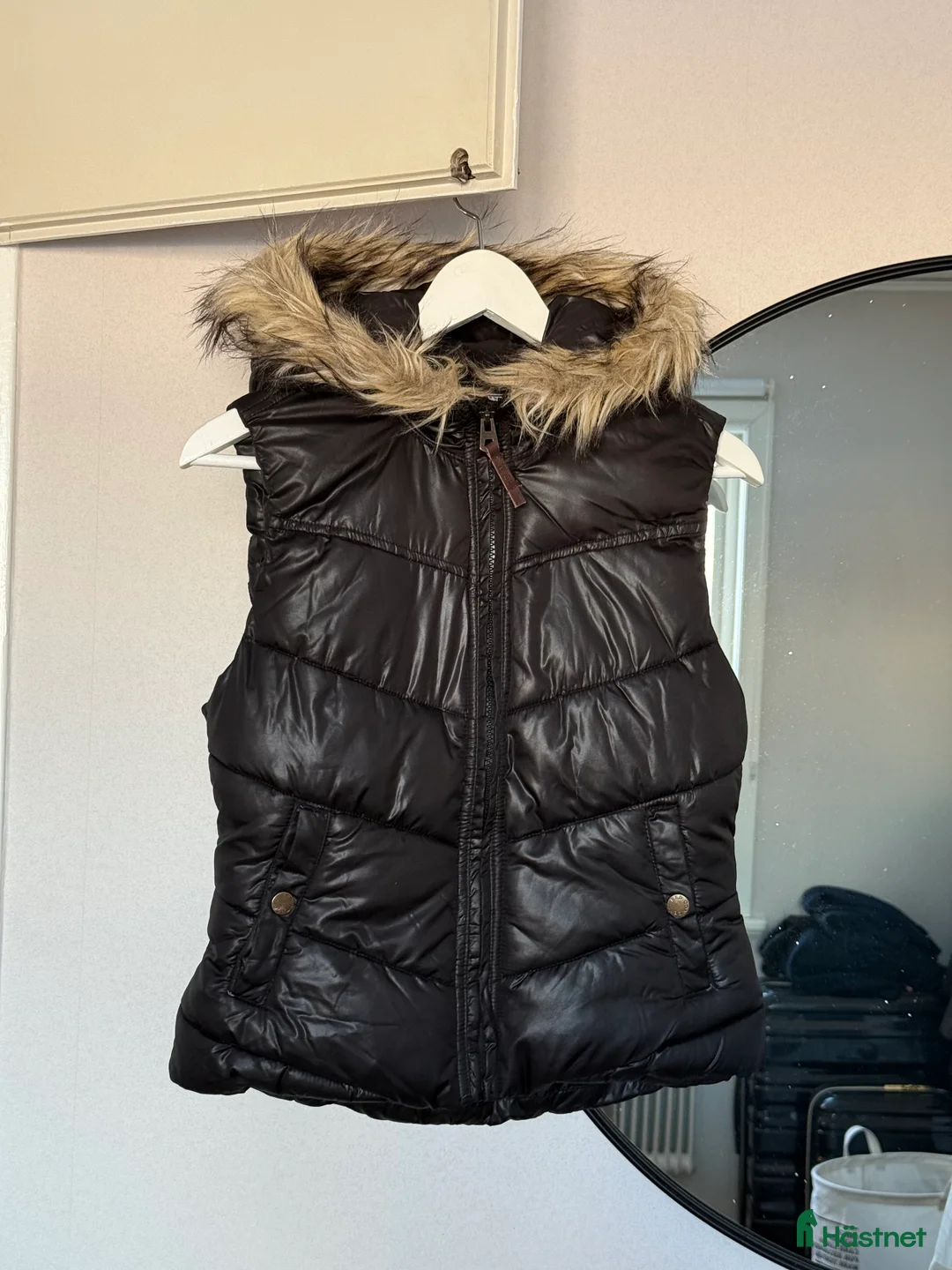 Jackor & Kavajer ryttarutrustning till salu: Vadderad väst med luva - Annons 1