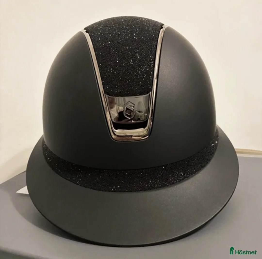 Hjälmar ryttarutrustning till salu: Miss Shield Shadowmatt Crystal Fabric V2 - Annons 1