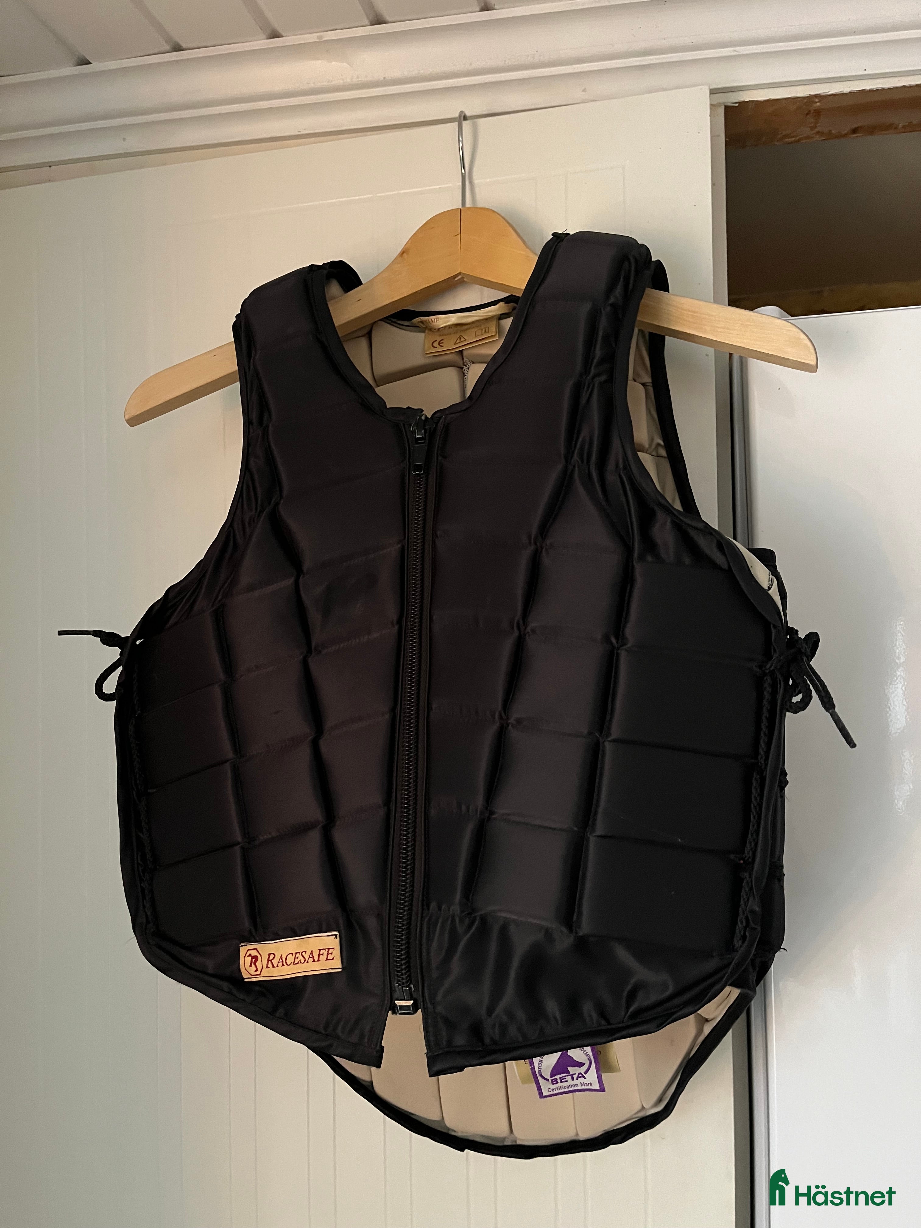 Säkerhetsvästar ryttarutrustning till salu: Racesafe väst  i Borlänge - Annons 17