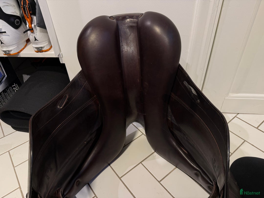 Sadlar hästutrustning till salu: Childéric dressyrsadel, stigbyglar, sadelgjord! i Bromma - Annons 7