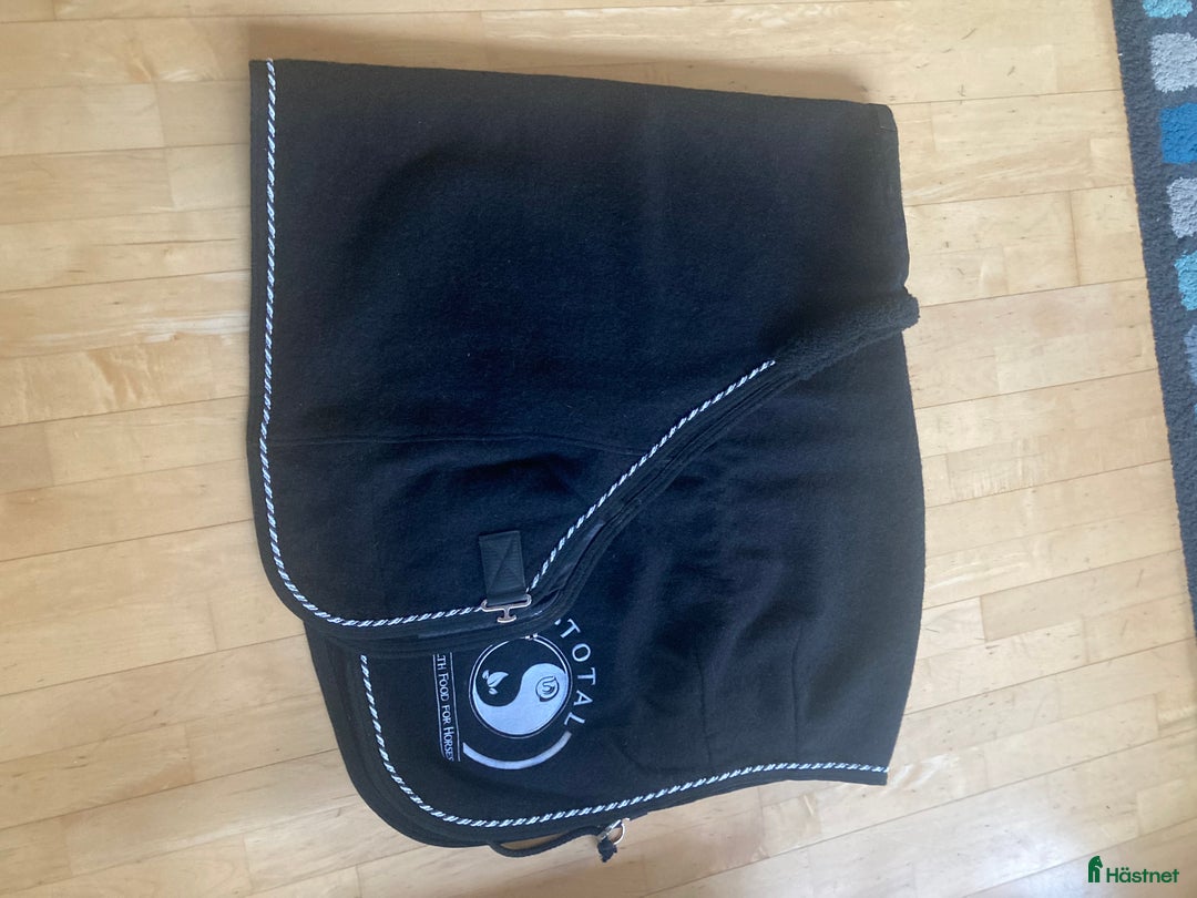 Täcken hästutrustning till salu: Ulltäcke  i Onsala - Annons 2