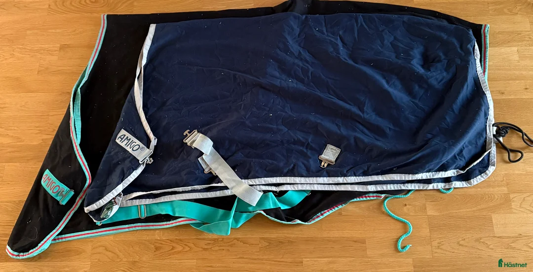 Täcken hästutrustning till salu: Fleecetäcke, Jersey täcke och stalltäcke  i Vikingstad - Annons 1