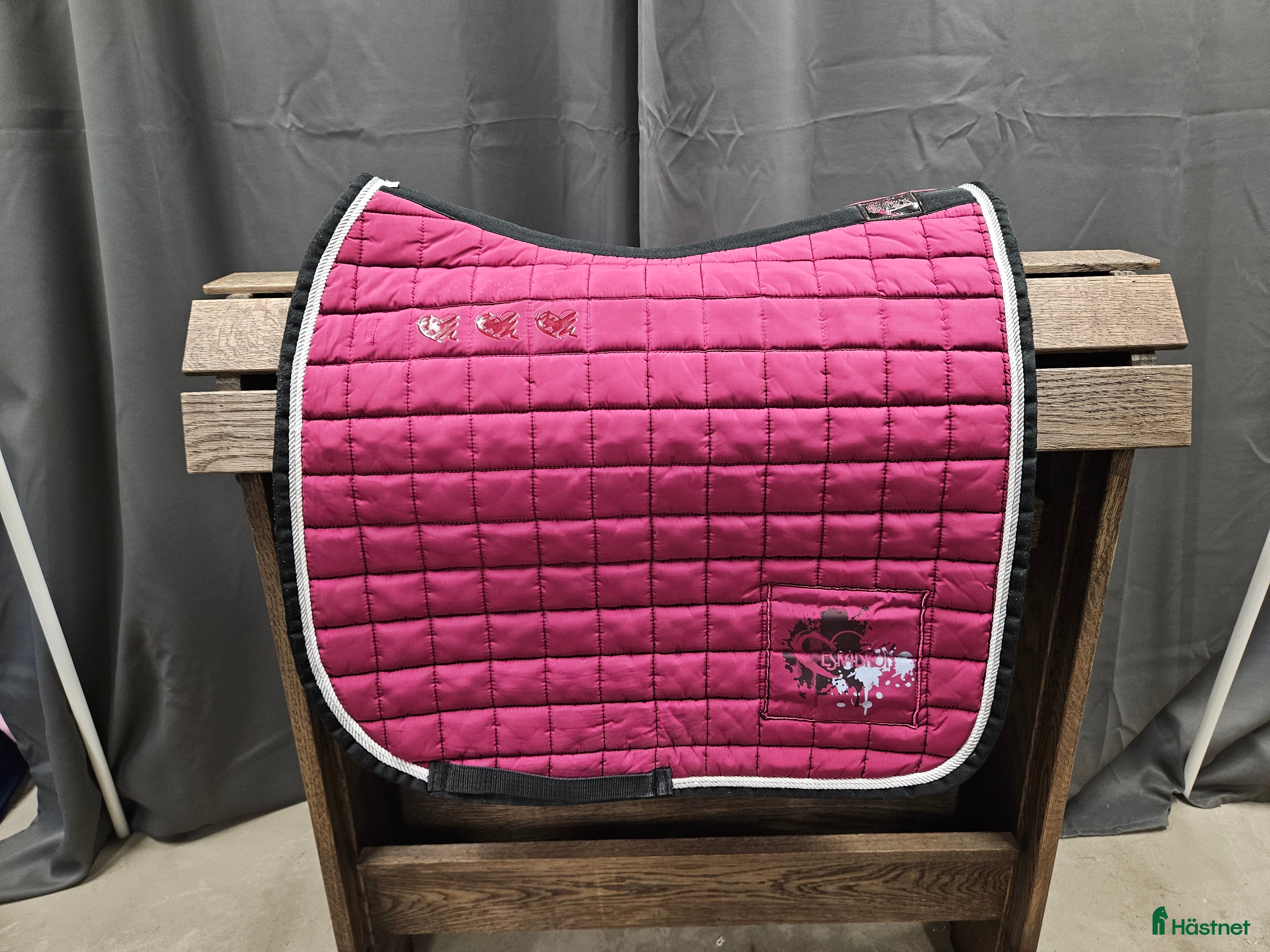 Schabrak & Vojlockar hästutrustning till salu: Schabrak, full, Eskadron i Gällivare - Annons 24