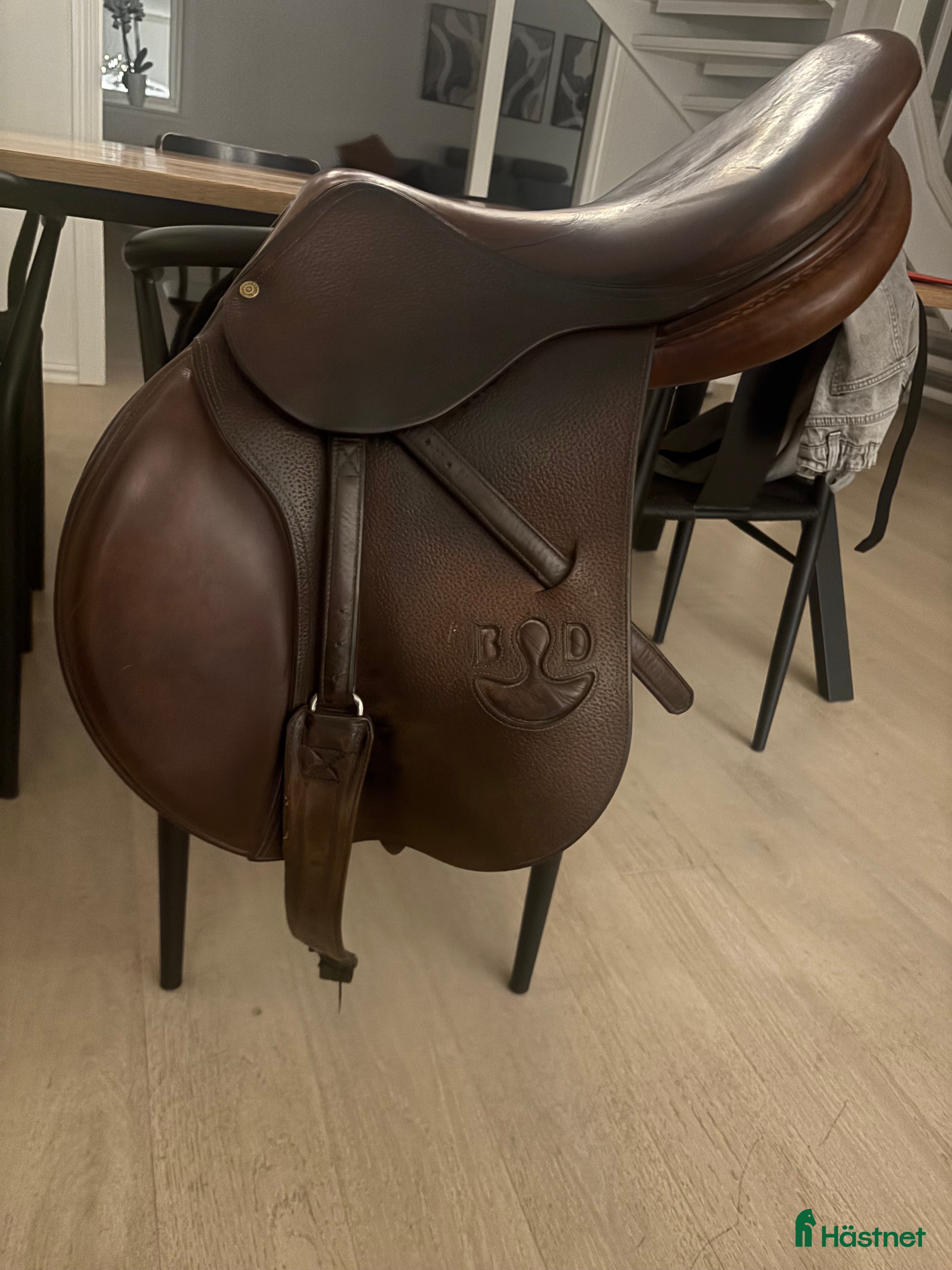 Sadlar hästutrustning till salu: Bruno Delgrange hoppsadel i Nybro - Annons 1
