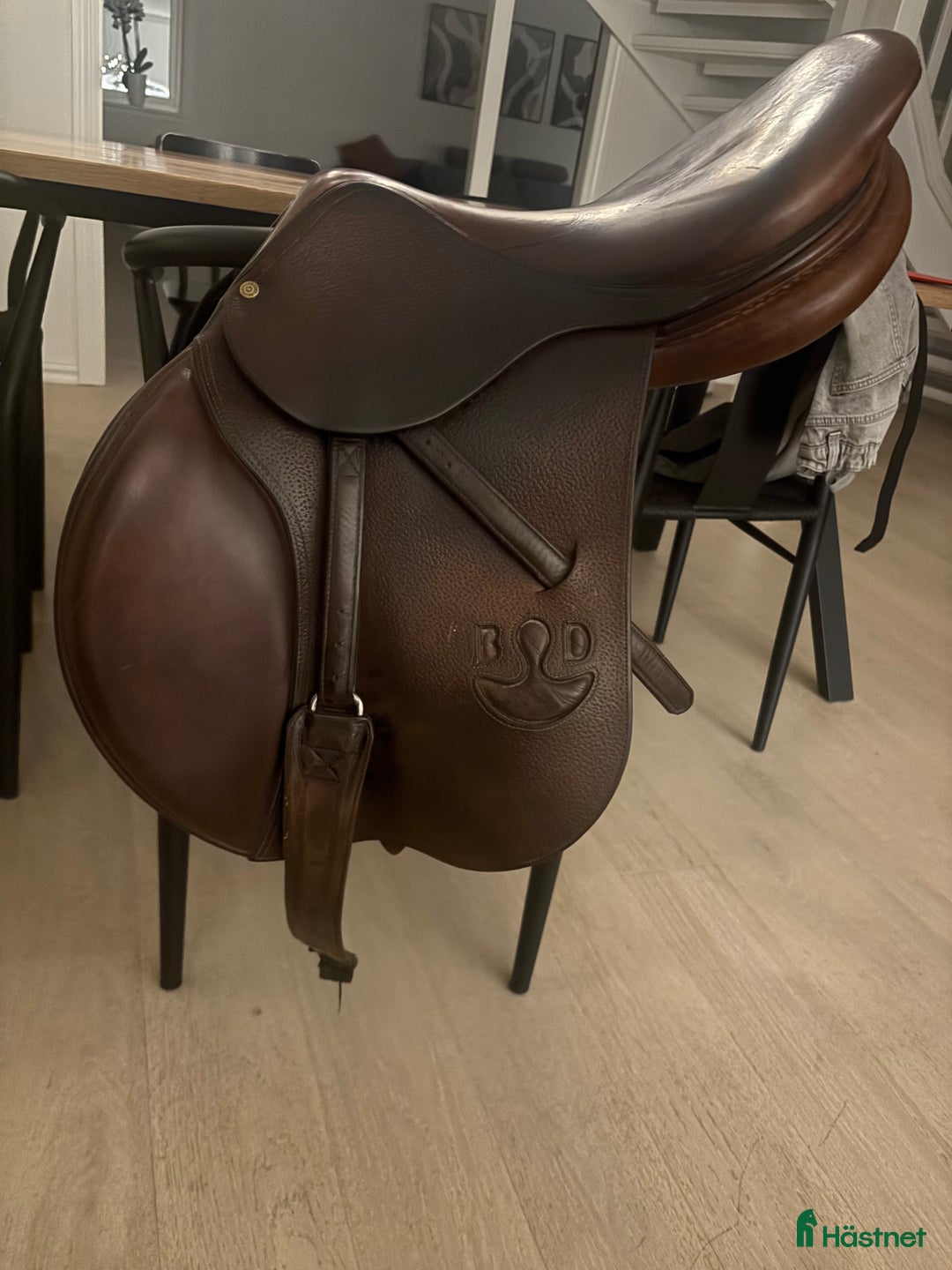 Sadlar hästutrustning till salu: Bruno Delgrange hoppsadel i Nybro - Annons 1