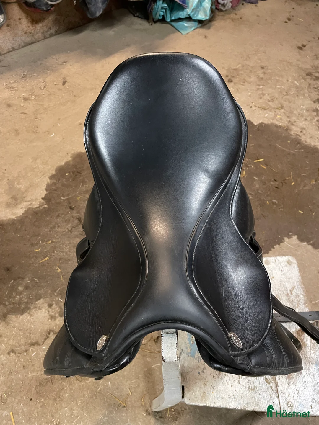 Sadlar hästutrustning till salu: Liten dressyrsadel i gott skick. - Annons 2