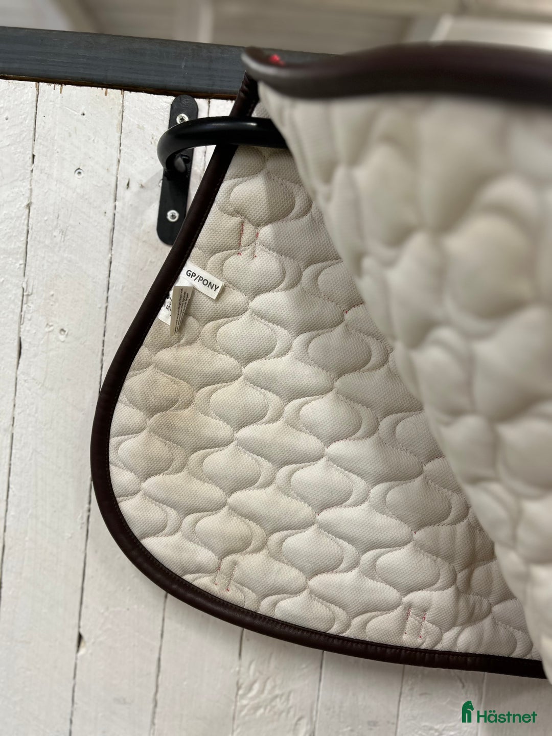 Schabrak & Vojlockar hästutrustning till salu: Fairfield korallfärgat schabrak i Trelleborg - Annons 2