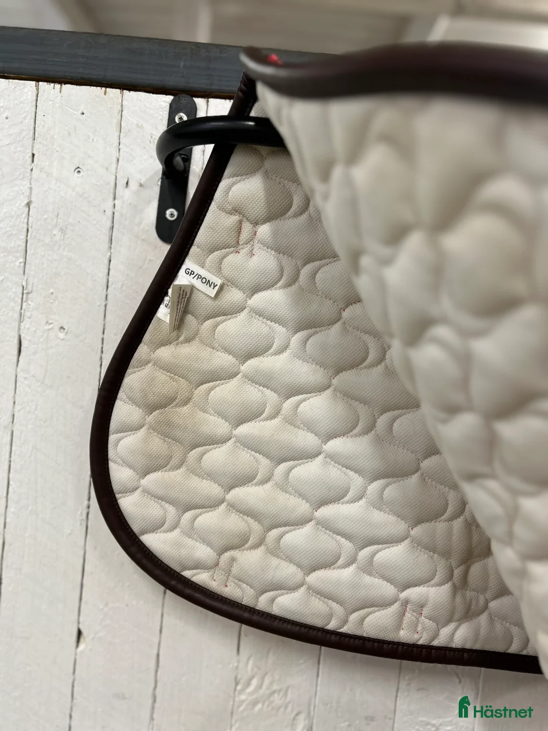 Schabrak & Vojlockar hästutrustning till salu: Fairfield korallfärgat schabrak i Trelleborg - Annons 2