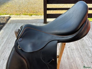 Sadlar hästutrustning till salu: Lippo Fazzino hoppsaddel 17’ MW i Årjäng - Annons 4