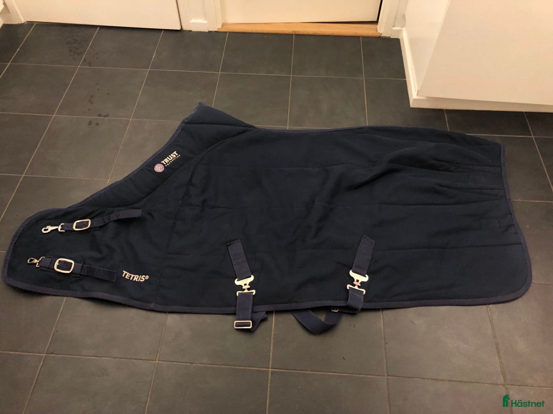 Täcken hästutrustning till salu: Stalltäcke Trust/Tetris 200 g storlek 125 i Härryda - Annons 2