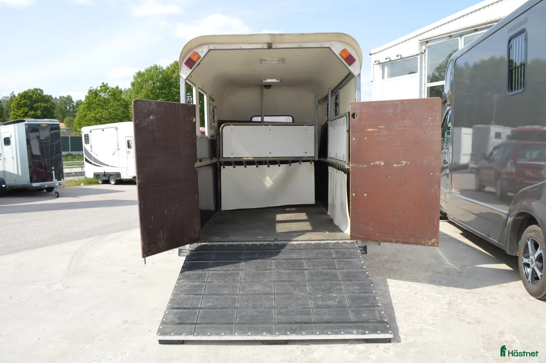 Hästtransporter  fordon & transport till salu: Boj Magnum Island 3 Snedställd Tot. vikt 1990kg - Annons 2