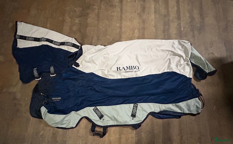 Täcken hästutrustning till salu: Fint Rambo Regn/flugtäcke i Helsingborg - Annons 1