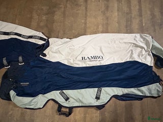 Täcken hästutrustning till salu: Fint Rambo Regn/flugtäcke i Helsingborg - Annons 2