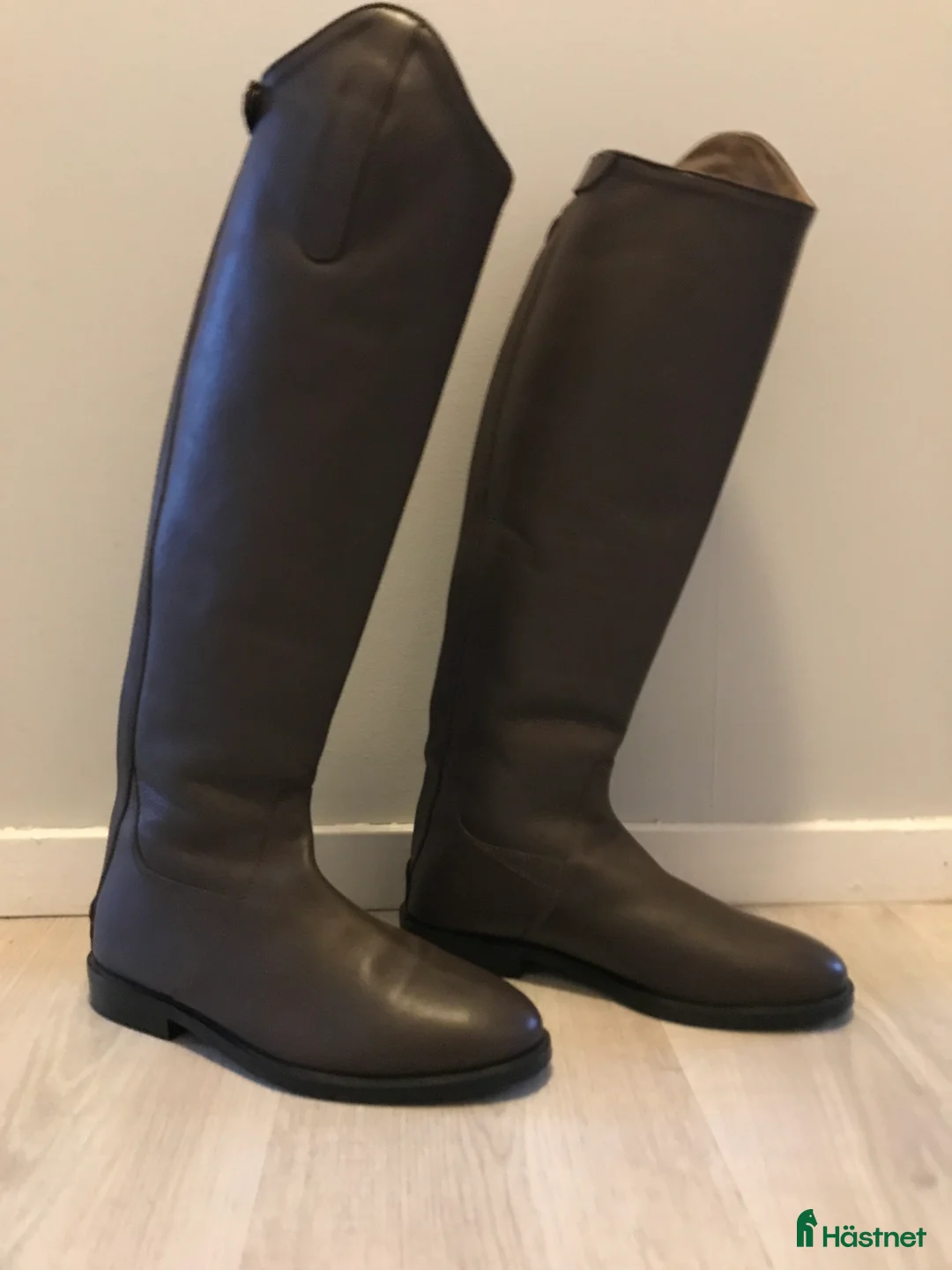 Ridstövlar ryttarutrustning till salu: Oanvända bruna läderridstövlar i Töllsjö - Annons 1