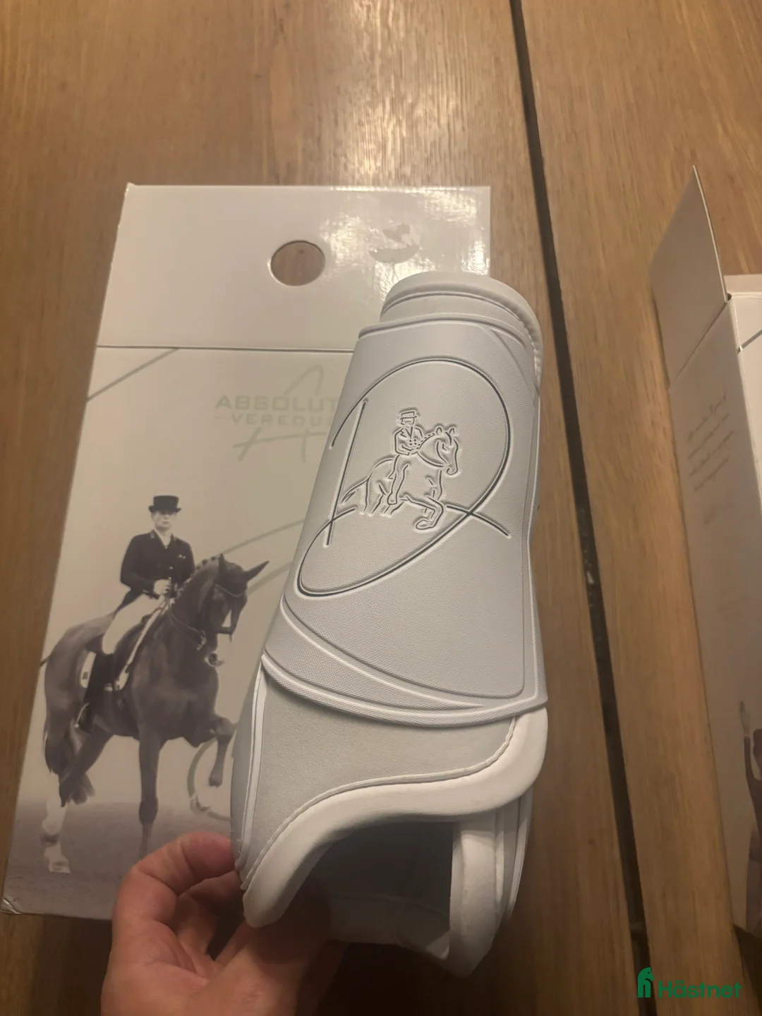 Benskydd hästutrustning till salu: Veredus Isabell Werth dressyrsadel (NYA) i Nybro - Annons 3