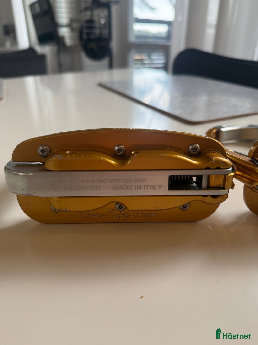 Stigbyglar hästutrustning till salu: Guldiga tech strirrups i Huddinge - Annons 5