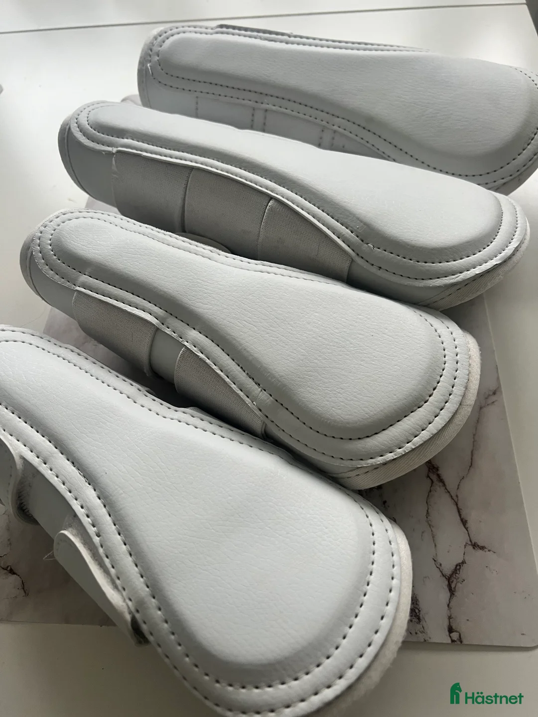 Benskydd hästutrustning till salu: Komplett sett benskydd från Alequi - Annons 1