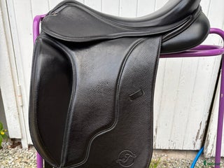 Sadlar hästutrustning till salu: Dressyrsadel 18” i Klintehamn - Annons 2