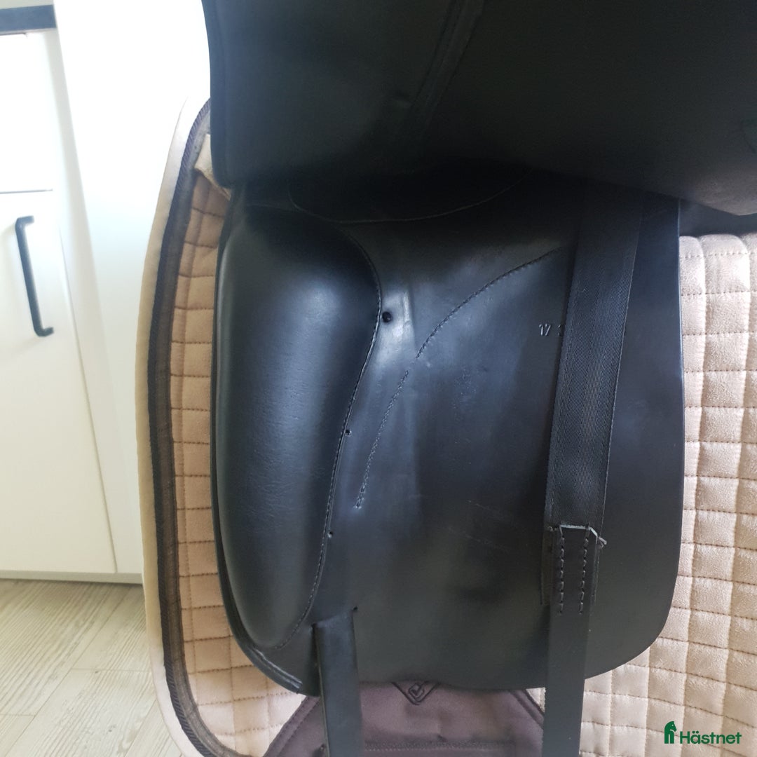 Sadlar hästutrustning till salu: Prestige top dressage 17"/35 i Tranås - Annons 6
