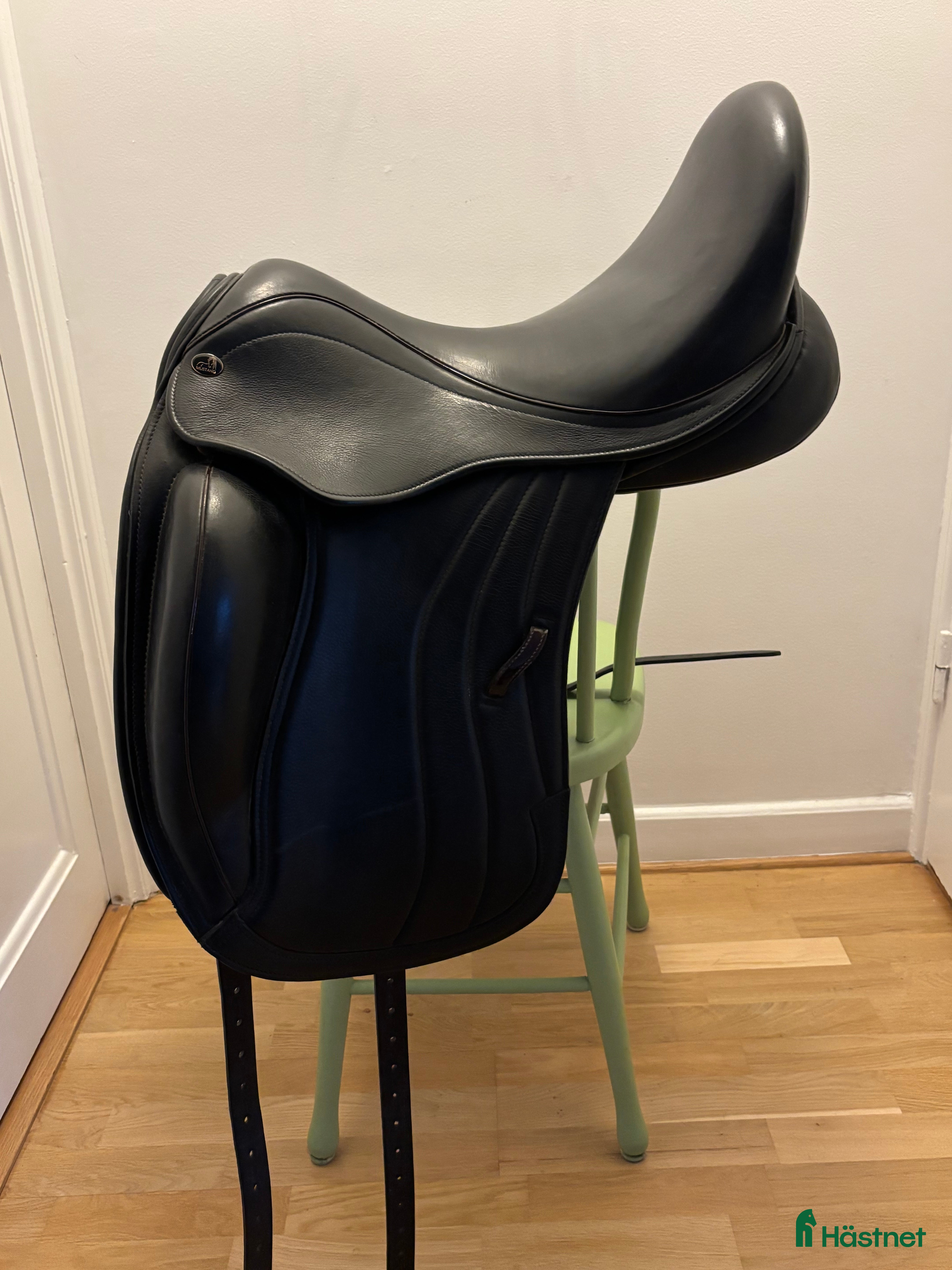 Sadlar hästutrustning till salu: Dressyrsadel Jeffries i Bromma - Annons 1