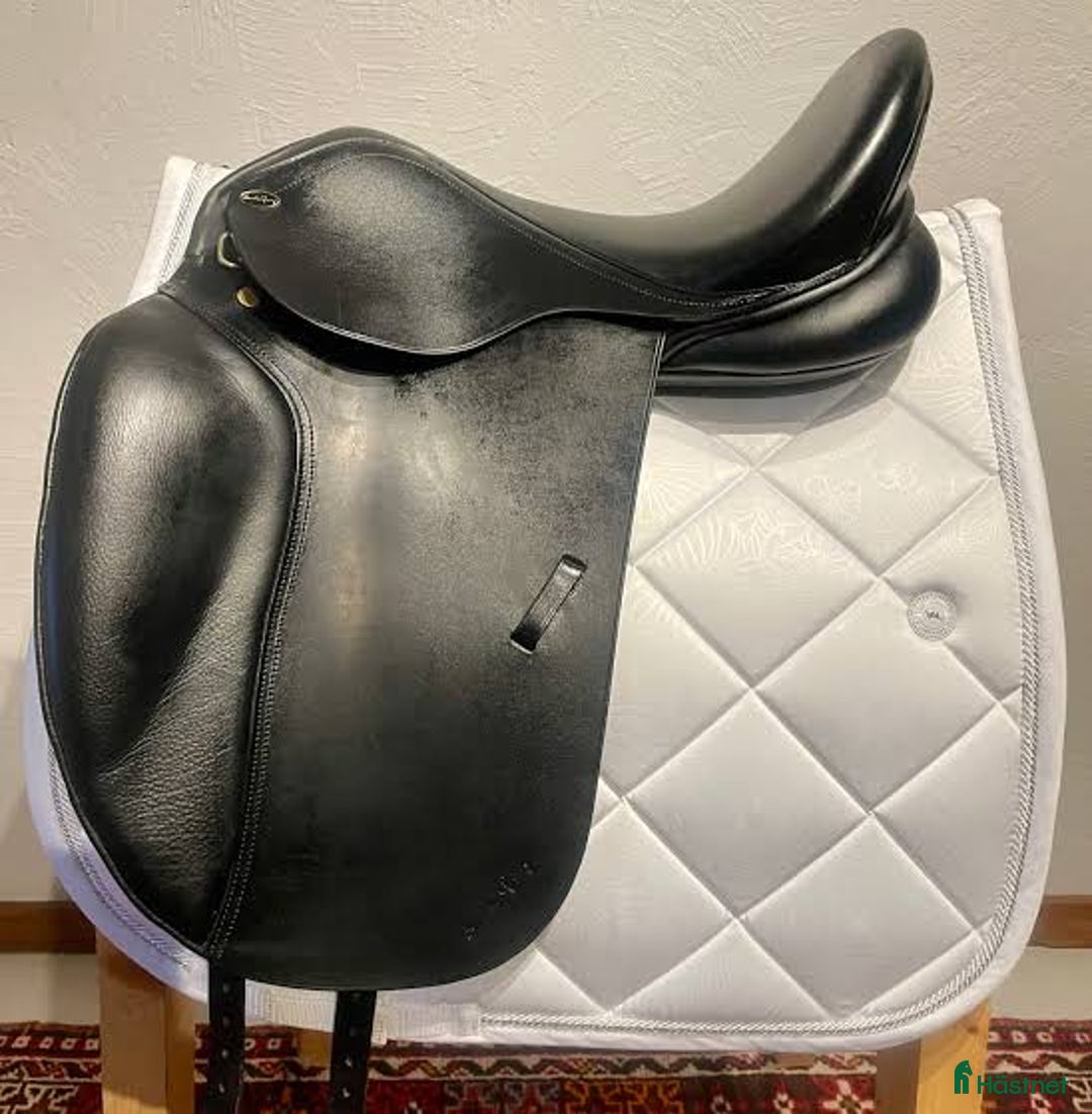 Sadlar hästutrustning till salu: Santa Cruz Roxette dressyrsadel i Luleå - Annons 1