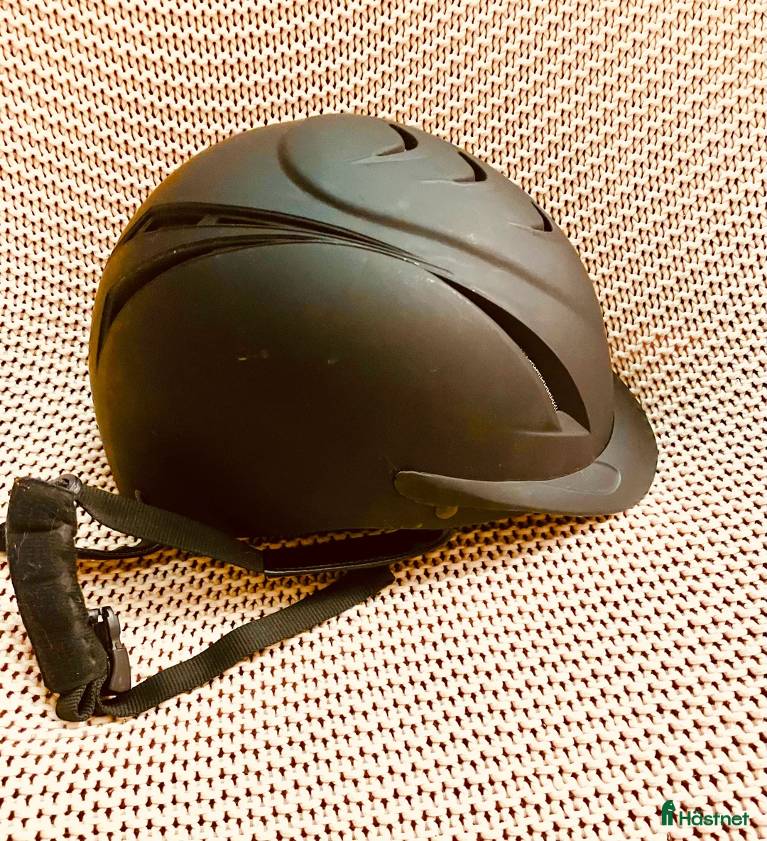 Hjälmar ryttarutrustning till salu: Hjälm Nyskick i Landskrona - Annons 1