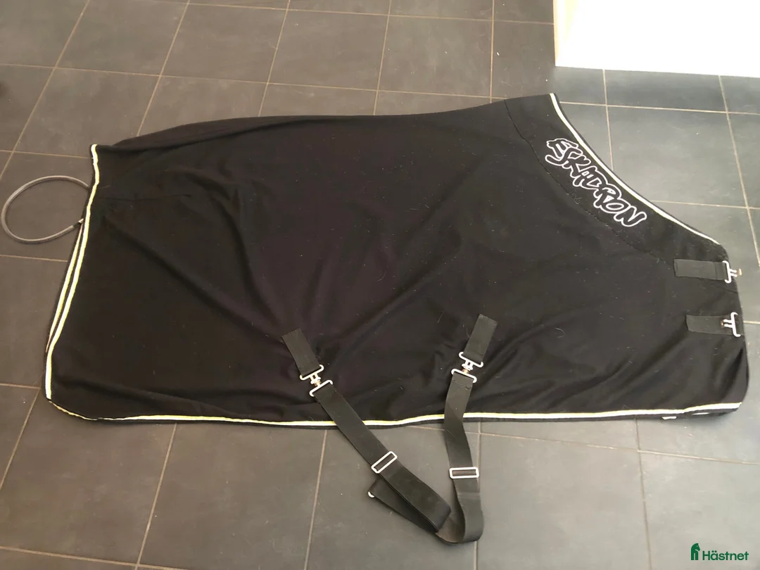 Täcken hästutrustning till salu: Stalltäcke i Härryda - Annons 1