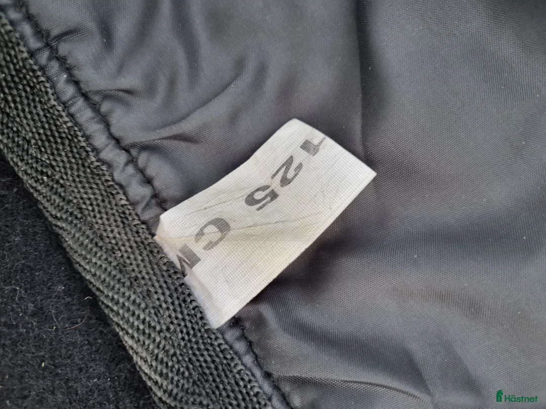 Täcken hästutrustning till salu: Ulltäcke med fina detaljer i Tvååker - Annons 4