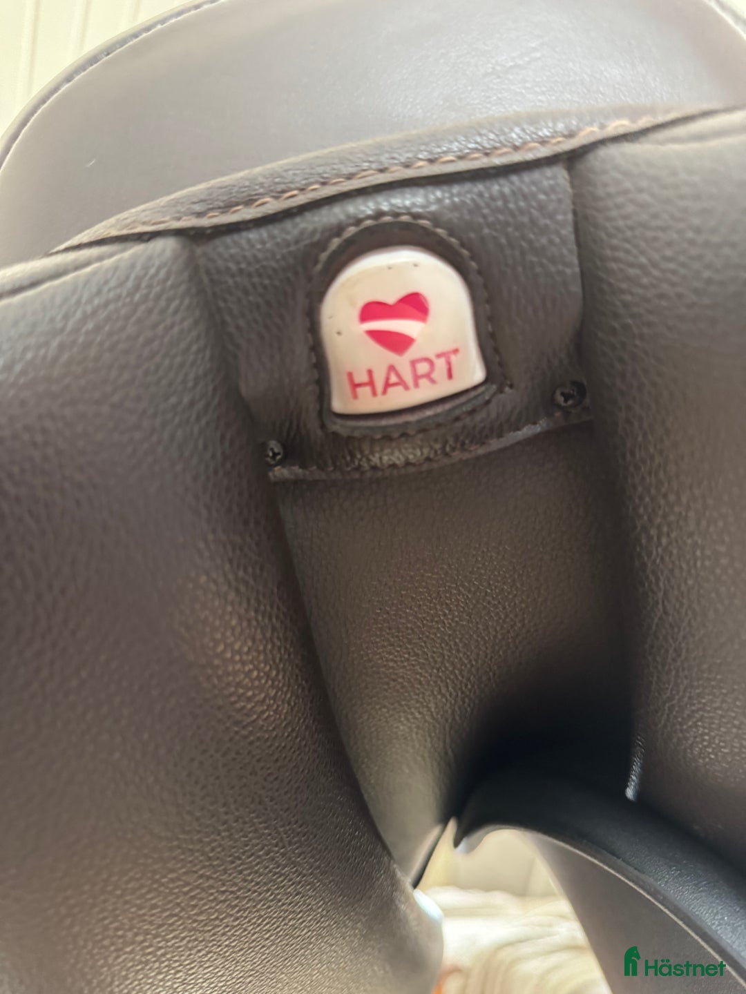 Sadlar hästutrustning till salu: Brun Arena jump sadel med hart teknologi  i Färlöv - Bild 5
