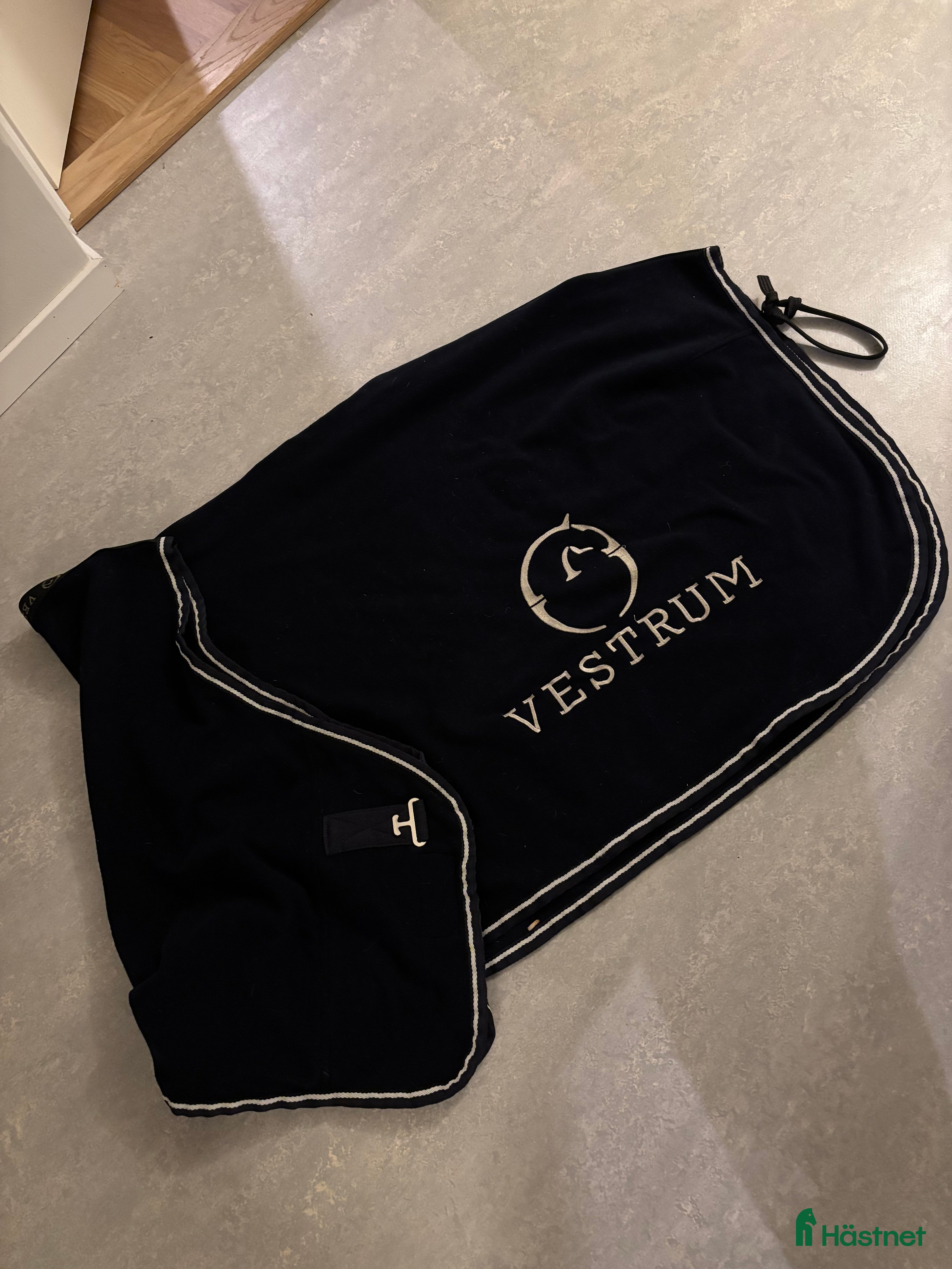 Täcken hästutrustning till salu: Vestrum fleecetäcke  i Uppsala - Annons 22