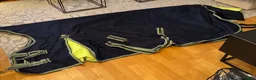 Täcken hästutrustning till salu: Globus utegångstäcke 135 cm 200gr - Annons 1