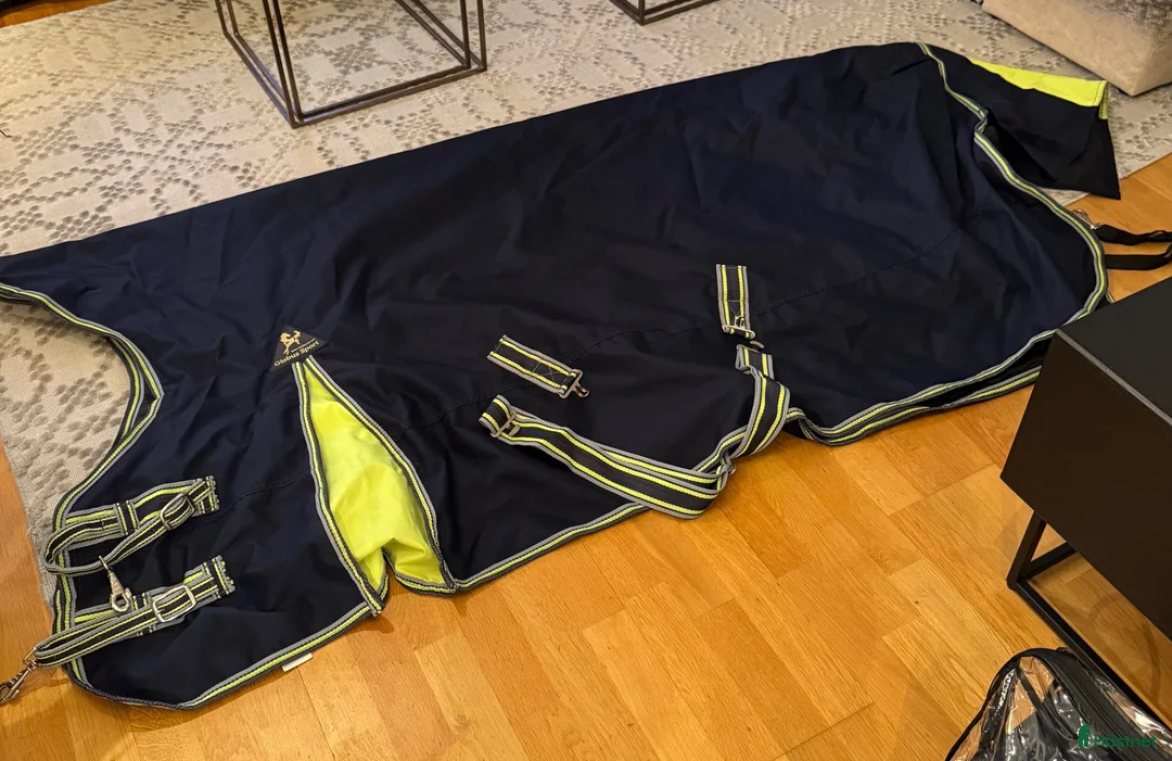 Täcken hästutrustning till salu: Globus utegångstäcke 135 cm 200gr - Annons 1