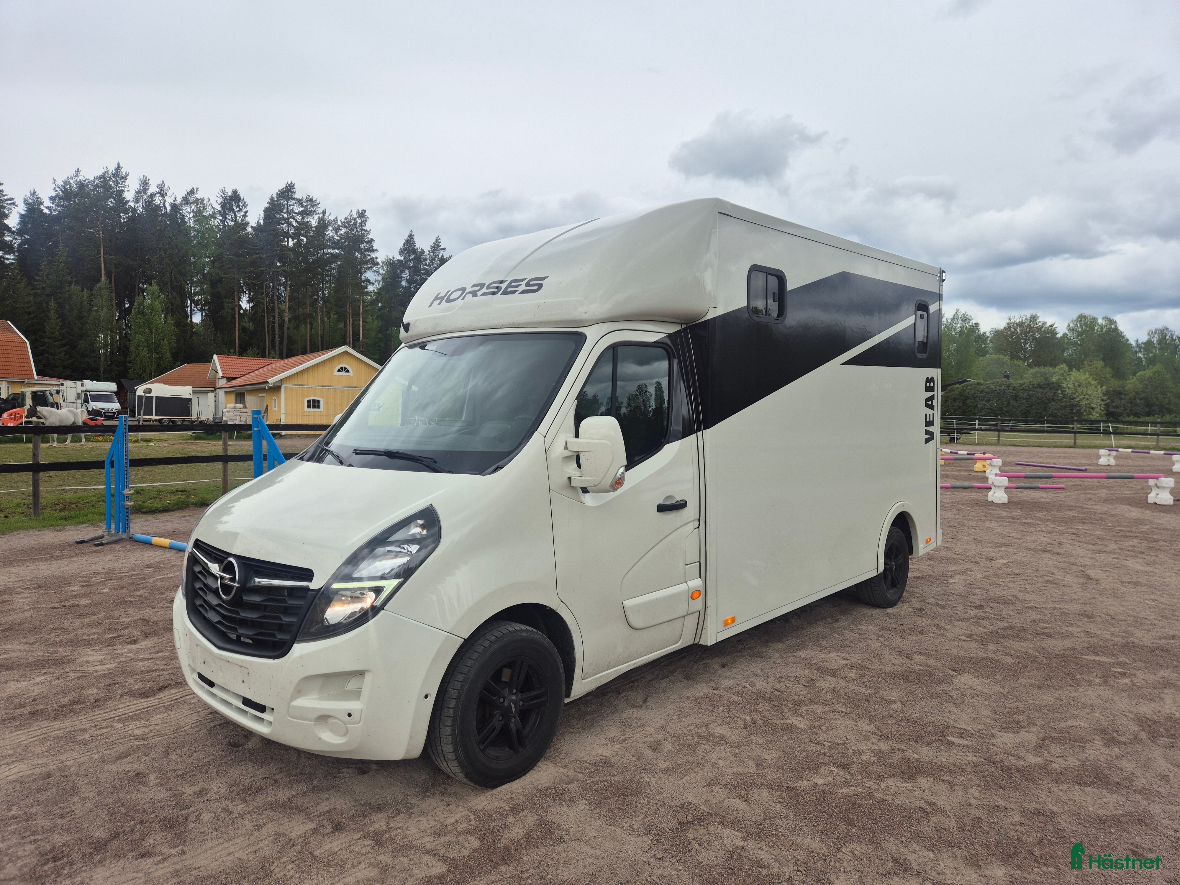 Hästlastbilar  fordon &amp; transport till salu: Stuteri B-kortsbuss I mkt bra skick - Annons 1