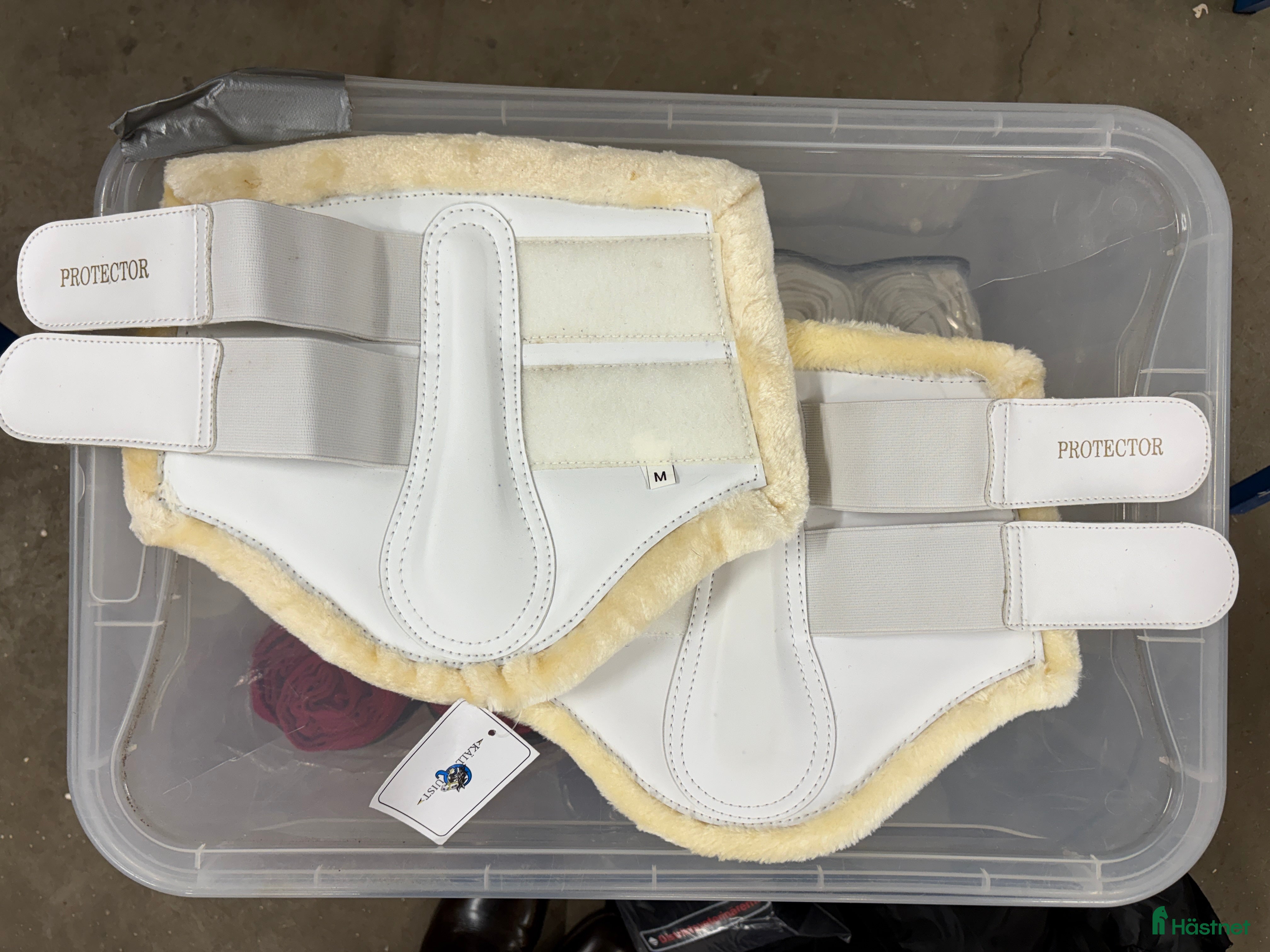 Benskydd hästutrustning till salu: Vita benskydd med ludd, M och L i Täby - Annons 8