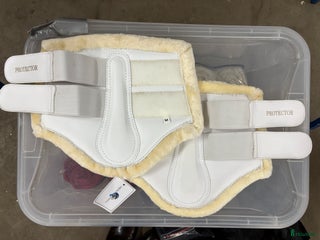 Benskydd hästutrustning till salu: Vita benskydd med ludd, M och L i Täby - Annons 6