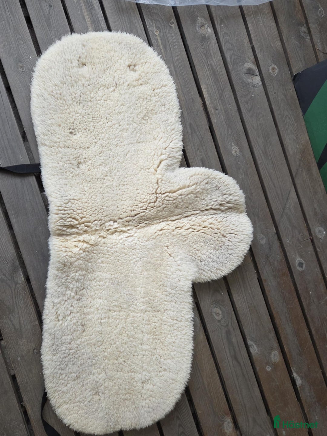 Schabrak & Vojlockar hästutrustning till salu: Dressyrvojlock fårskinn i Virsbo - Annons 3